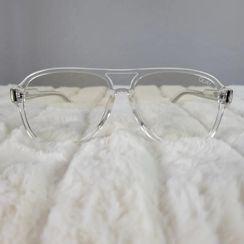 QUAY // ltd ed retro-chic clear frame magnetic aviator blue light glasses